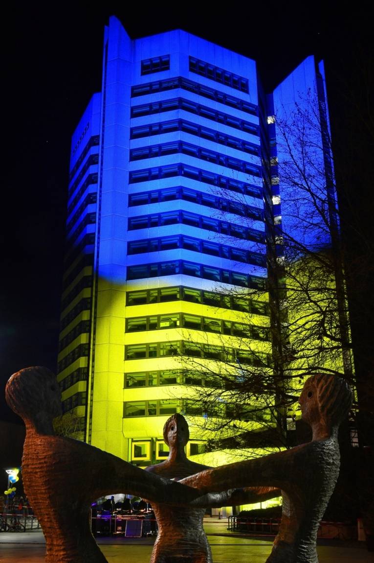 Ein Gebäude in Göttingen erstrahlt in Blau-Gelb